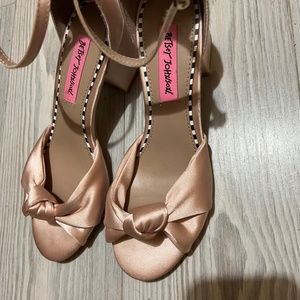 NEW! PAID OVER $100! BETSEY JOHNSON SIZE 7  PINK SATIN SHOES SANDALS W/ HEAL